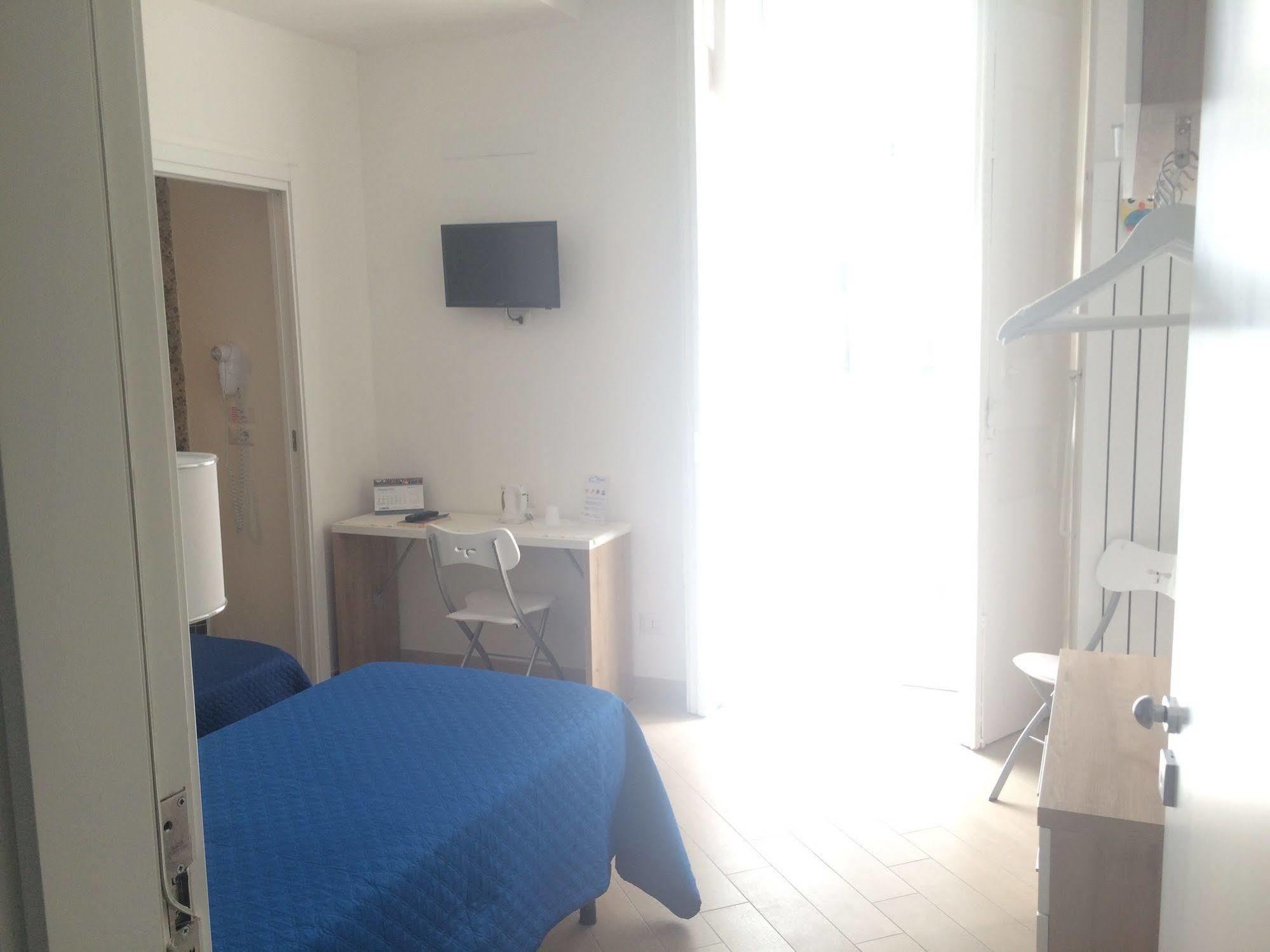 Base Mergellina Bed & Breakfast